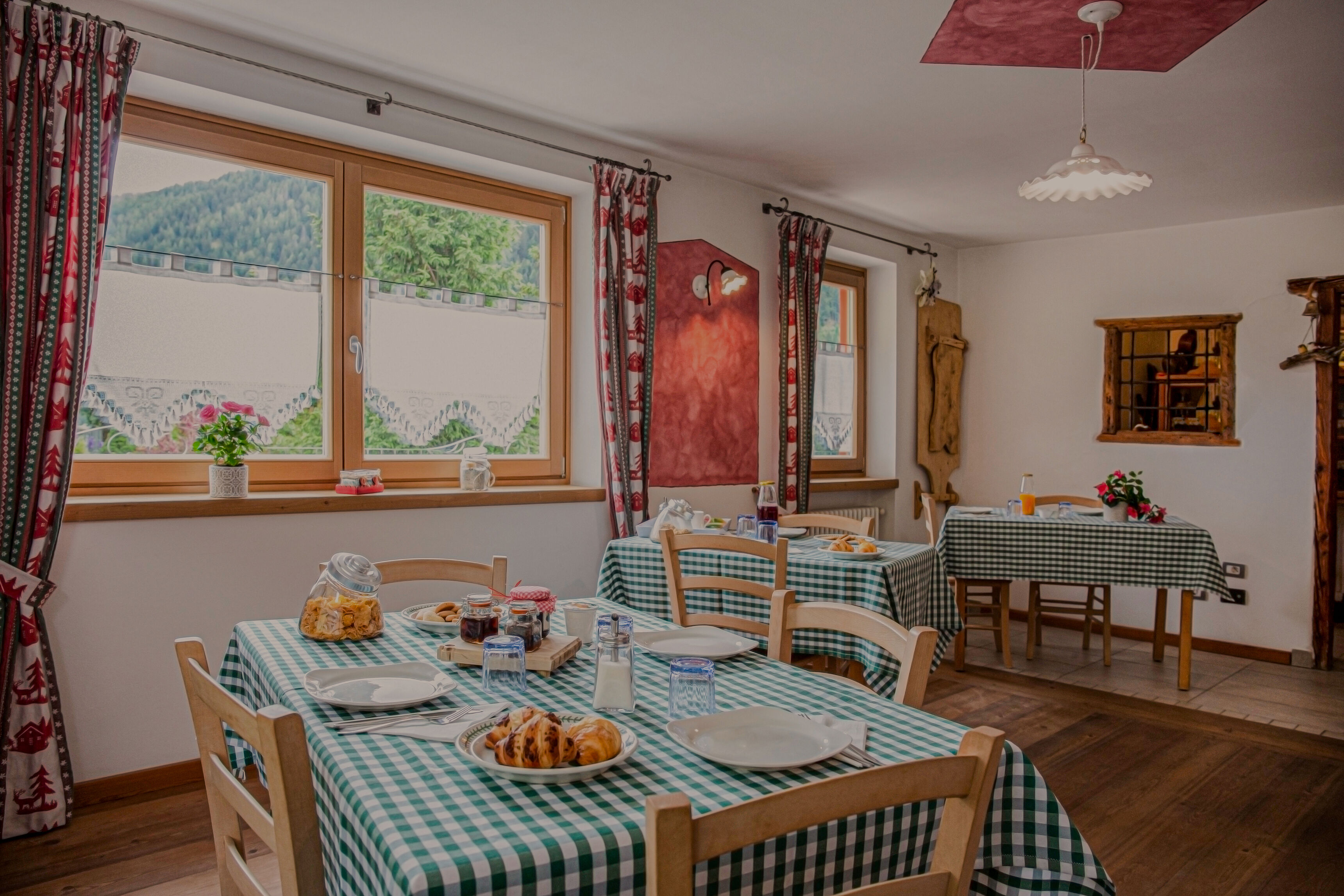 SAPORI<br />GENUINI<img src='/assets/images/heart.png' class='heart ml-4' /><br /><span>Dolci fatti in casa e prodotti locali</span>