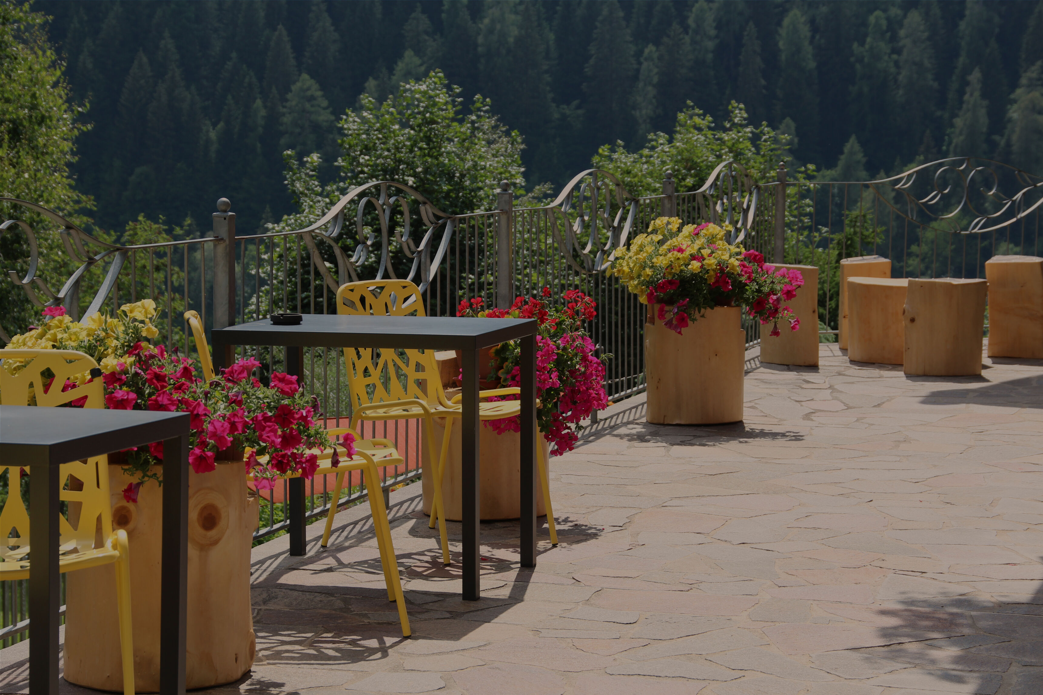 VACANZA<br> IDEALE<img src='/assets/images/heart.png' class='heart ml-4' /><br /><span>In tutte le stagioni </span>