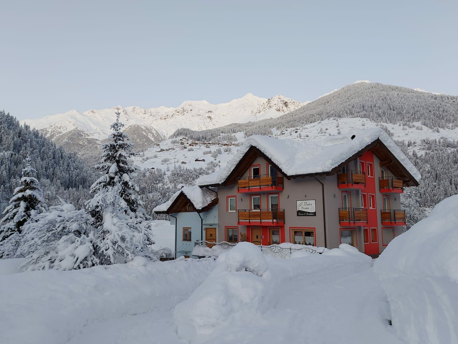 SEMPLICEMENTE OSPITALI<img src='/assets/images/heart.png' class='heart ml-4' /><br /><span>Appassionati del nostro lavoro </span>